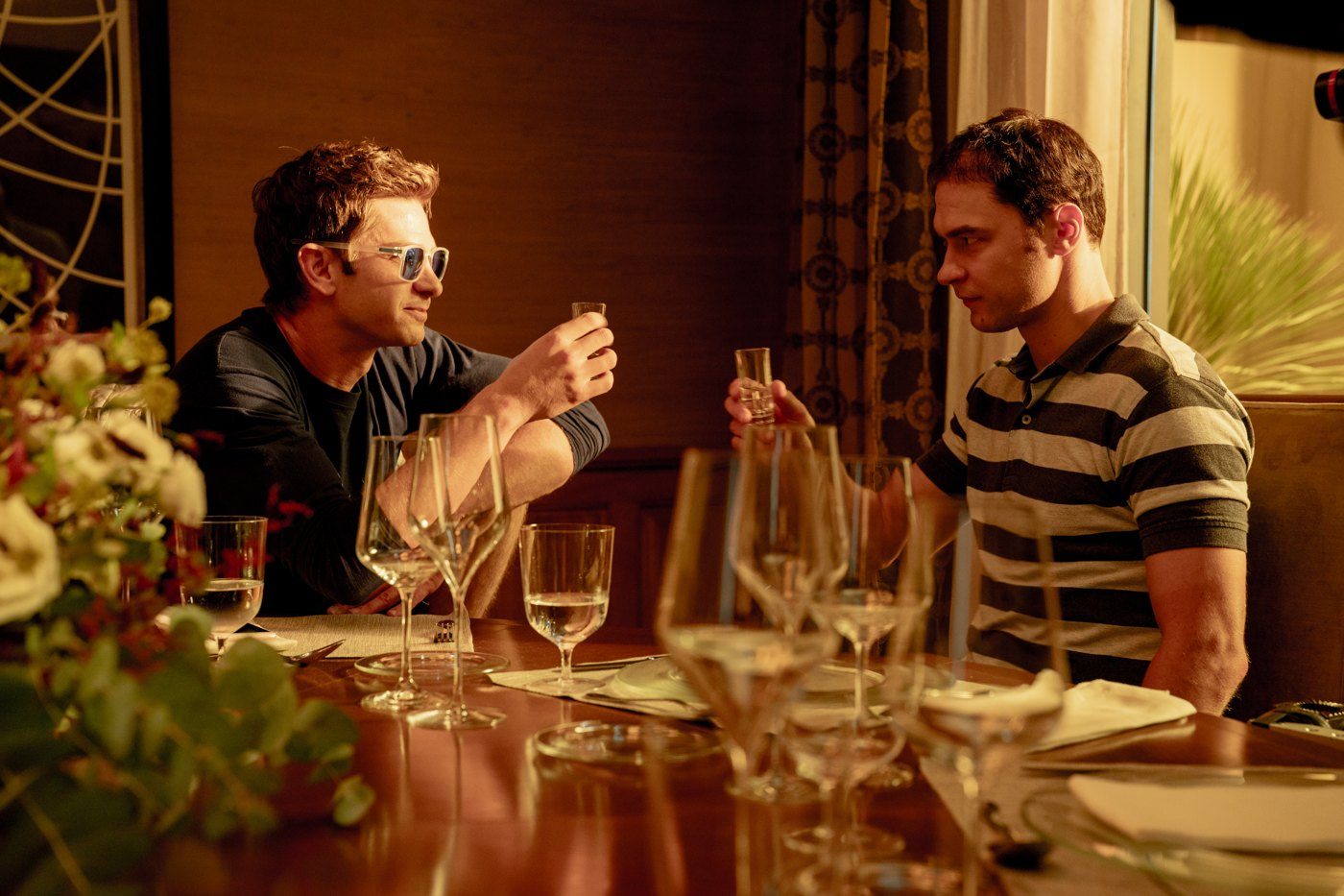 Andrew Garfield e Yura Borisov in Artificial. Foto: NEON.