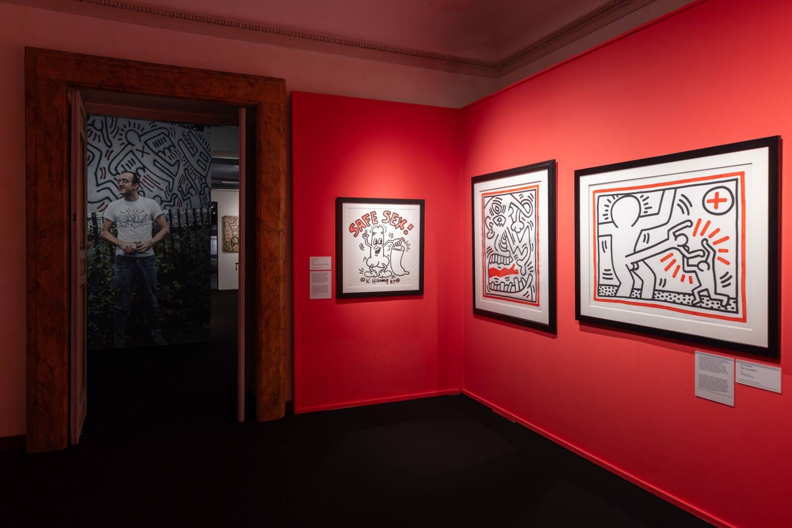 Sala della mostra con poster di Keith Haring