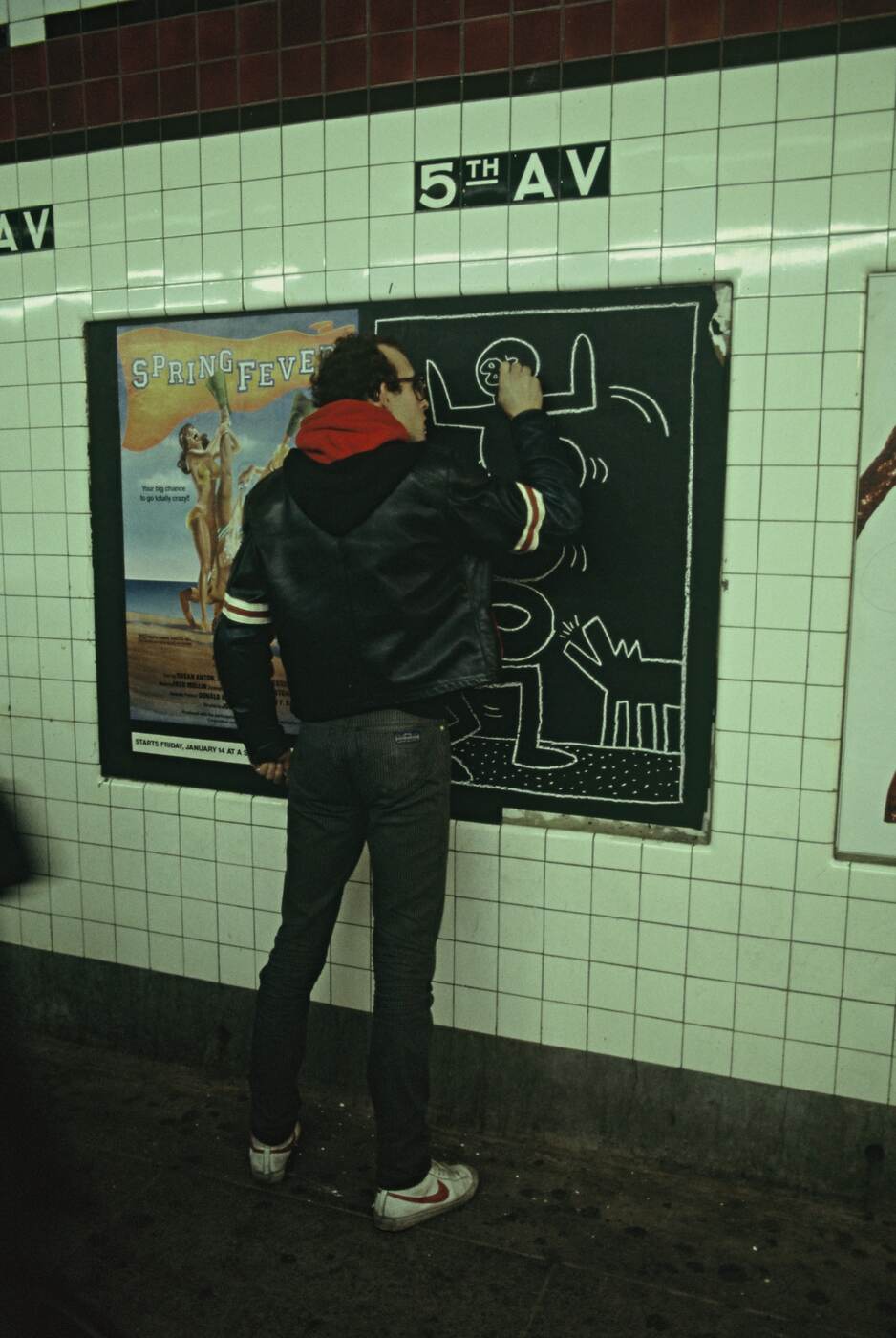 Keith Haring disegna nella metropolitana di New York