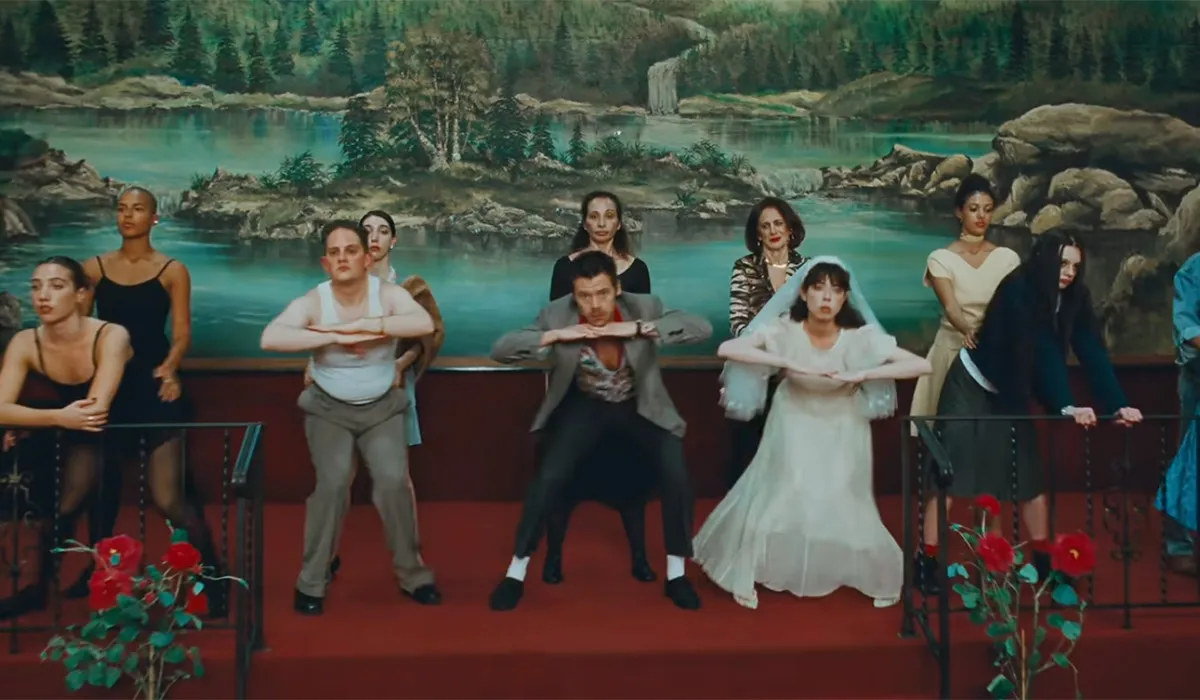 La classe di danza riunita davanti al paesaggio dipinto della sala.