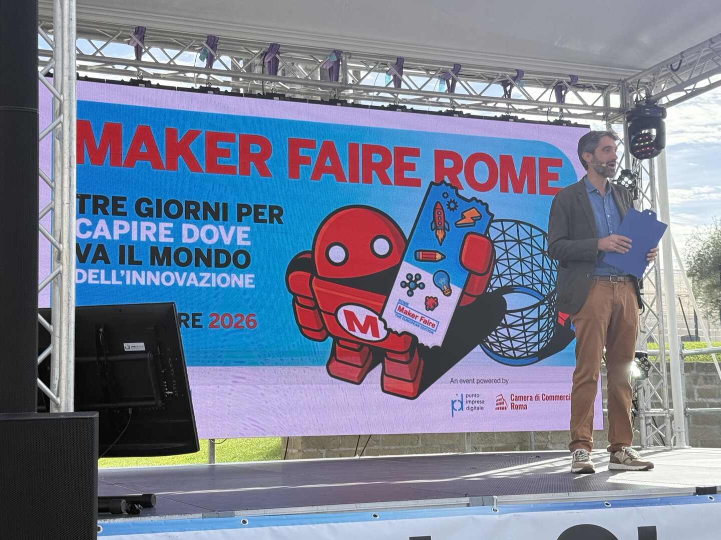 Il palco di Maker Faire Rome 2026 e la comunicazione della manifestazione. Foto di Claudio Napoli.