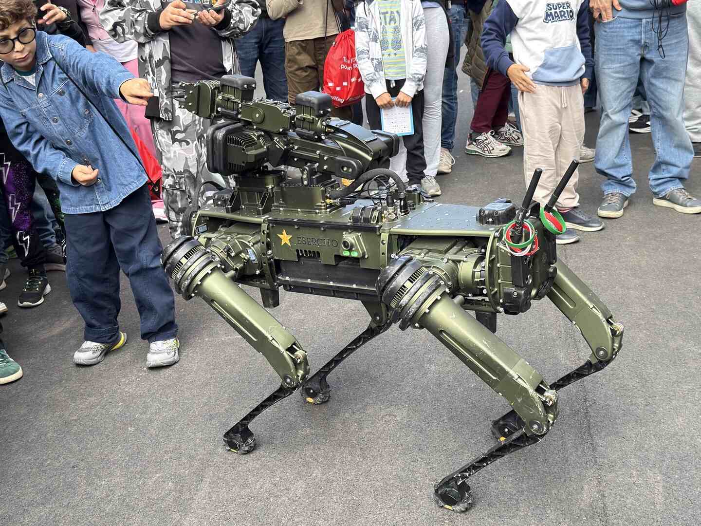 Un robot quadrupede dell&rsquo;Esercito durante una dimostrazione al pubblico. Foto di Claudio Napoli.