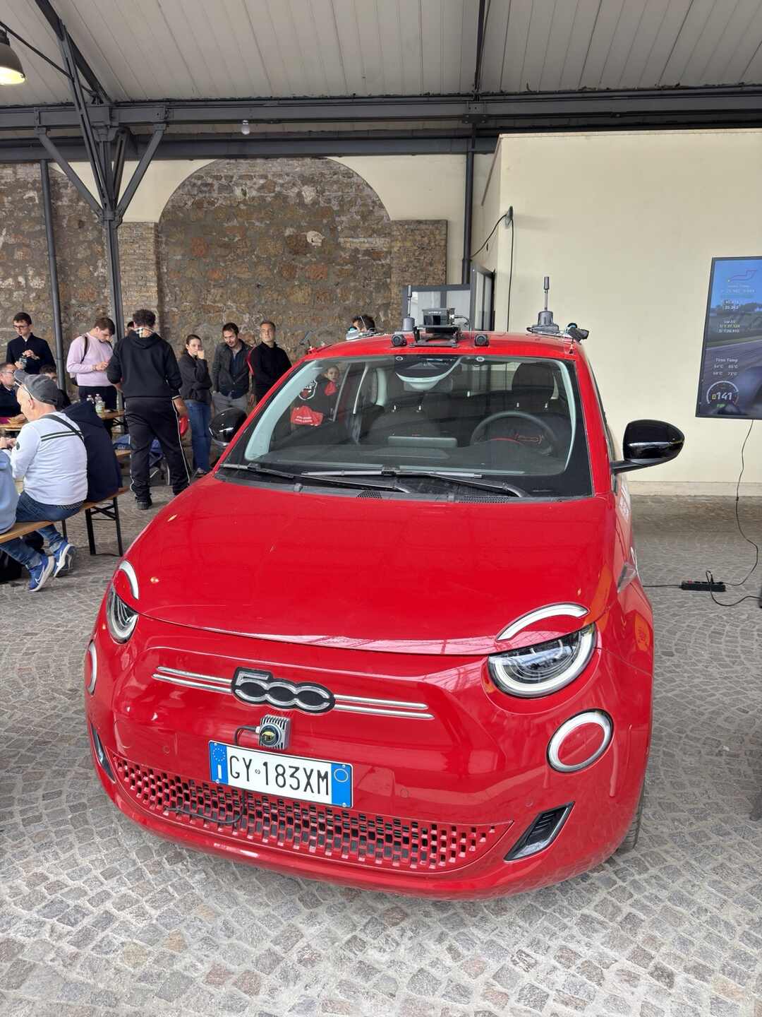 Una Fiat 500 con sensori e dispositivi installati sul tetto, esposta alla manifestazione. Foto di Claudio Napoli.
